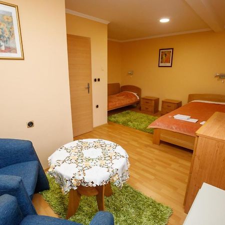 Guest House Mali Homtel Суботиця Екстер'єр фото