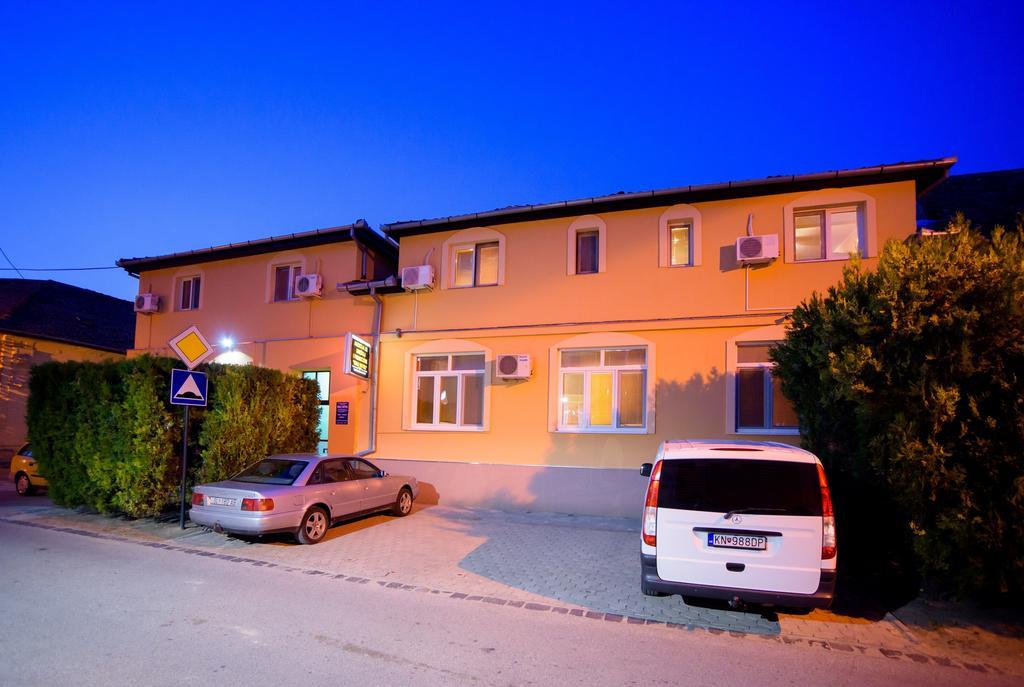 Guest House Mali Homtel Суботиця Екстер'єр фото